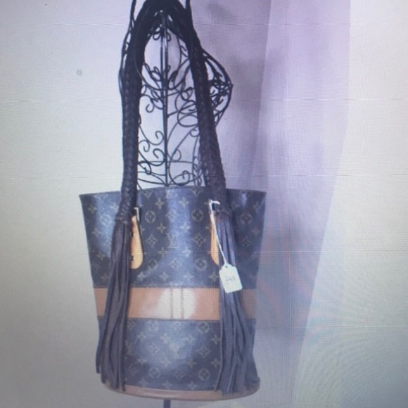 Louis Vuitton Handbags - Authentic Louis Vuitton bag with fringe!